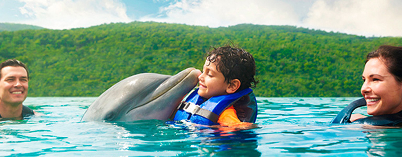 moon-palace-cancun-boy-dolphin