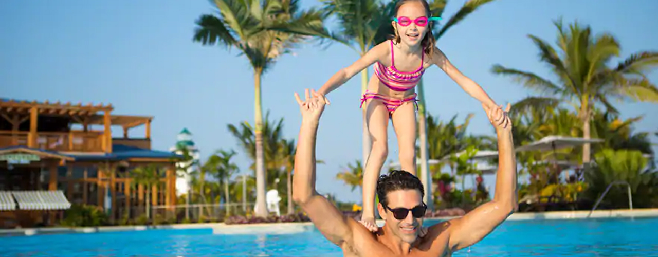 norwegian-cruise-line-father-and-daughter-in-pool