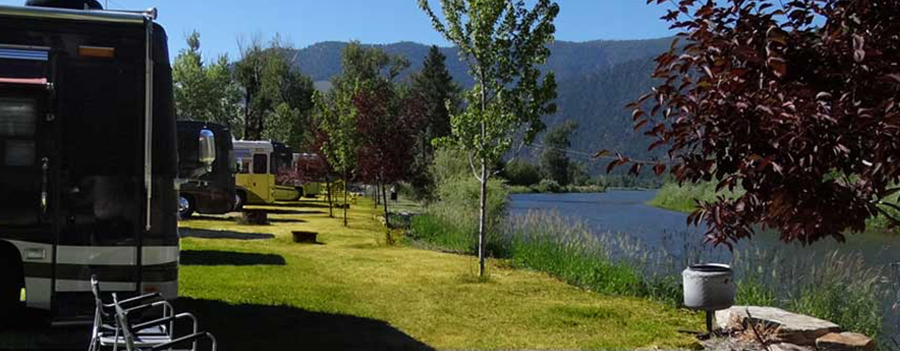 wagonhammer-campground-rvs-by-river