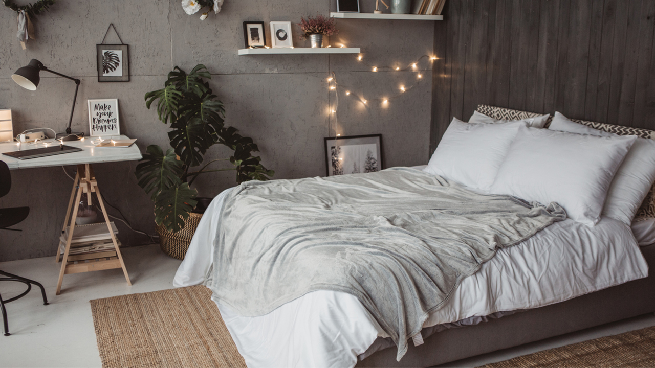cozy-bedroom-with-twinkle-lights