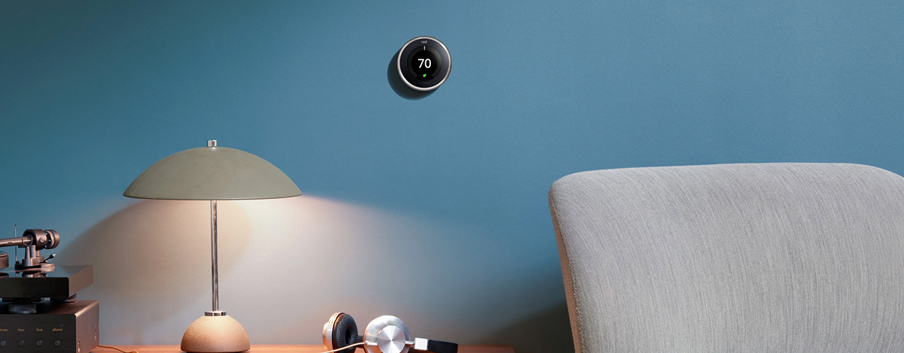 google-nest-smart-thermostat-in-living-room