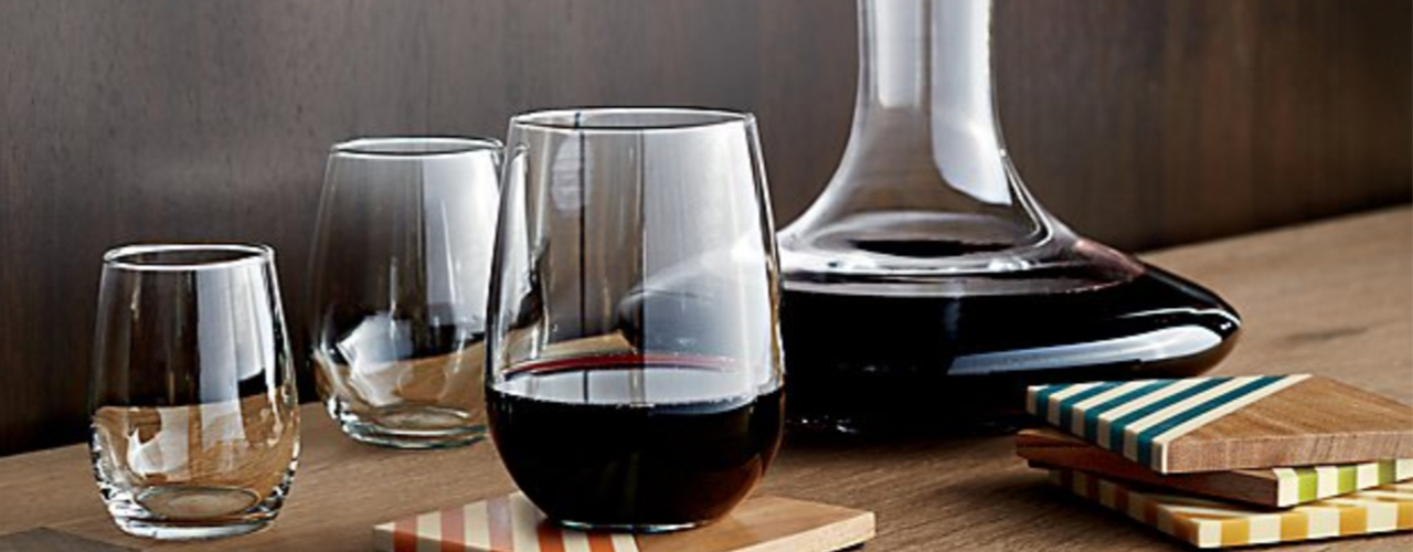 stemlesss-wine-glasses-and-decanter
