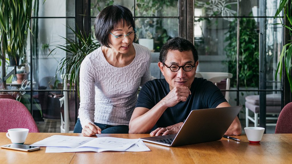 couple does online shopping