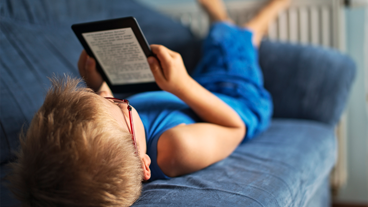 hero-istock-Imgorthand-kids-kindle-boy-couch-ebook