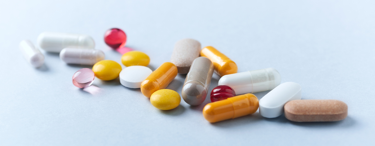 iStock-1170775608 Eugeniusz Dudzinski vitamins on a greyish blue background inbody
