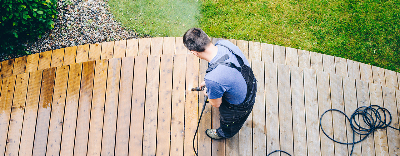 iStock-1167029364 Wojciech Kozielczyk power spray wood deck inbody