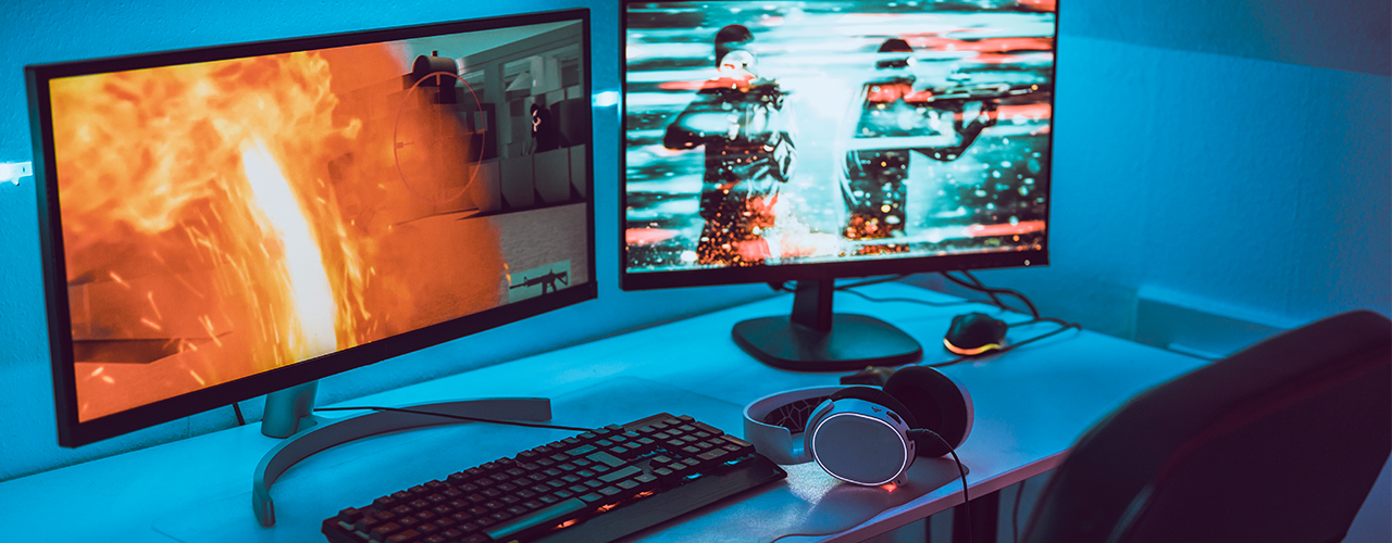 Streaming-live-esport-event-on-computer-at-home